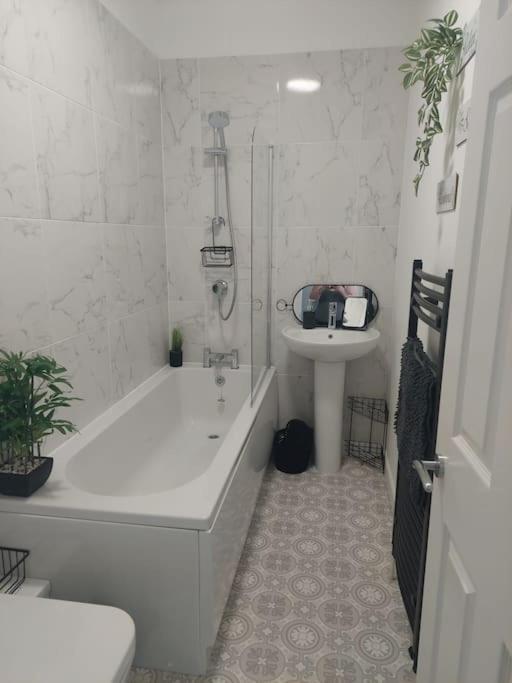 Cosy Home In Barnsley Centre Extérieur photo